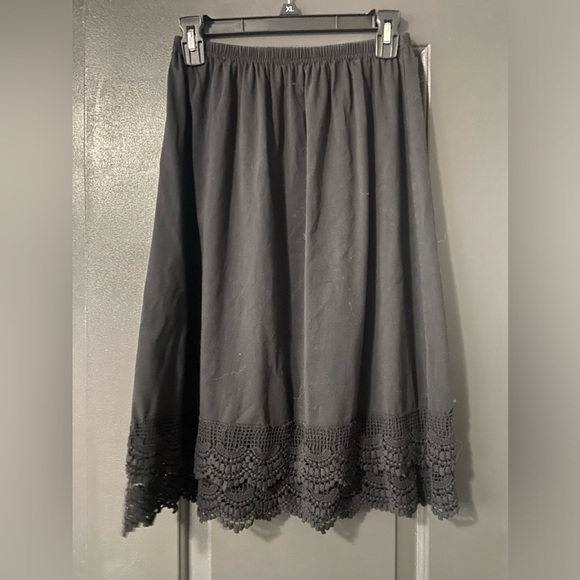 Cute knee length Lacey bottom skirt - Picture 1 of 2